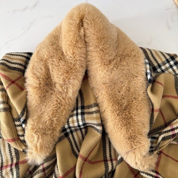 V. FRAAS Faux Fur Collar Tartan Plaid Ruana Fringe Hook Eye Open Poncho Wrap OS - Picture 4 of 9